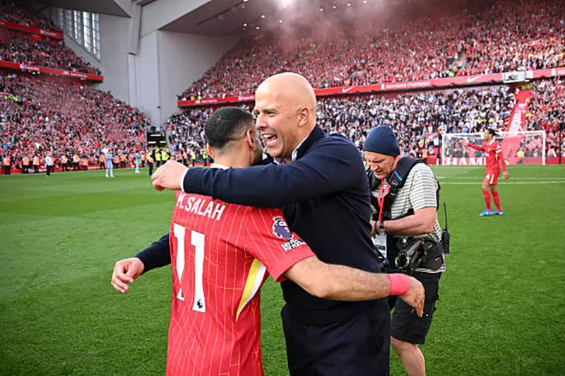 سلوت: صلاح يستحق جائزة أفضل لاعب في أفريقيا